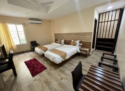 Hotel Magic Square(1 Km Away from Train Station)