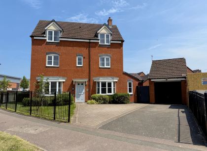 Comfy 5BR Home | Garden | Fast WiFi | Parking