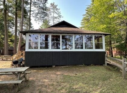 Charming Cedar Lakeside Cottage at Elbert's Resort