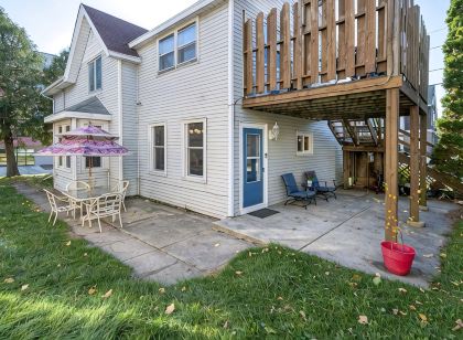 King Bed! Family-Friendly, Minutes from Holy Hill, Hiking+Skiing + Golf