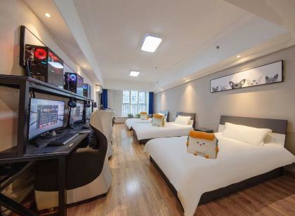 Runaway bear E-sports Hotel