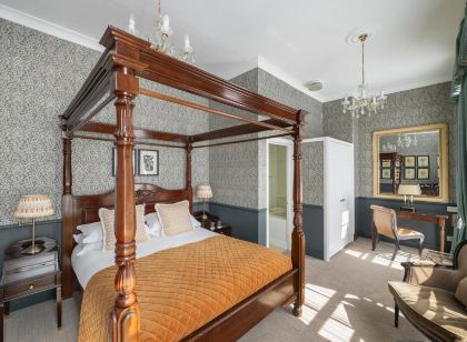 Royal Hotel