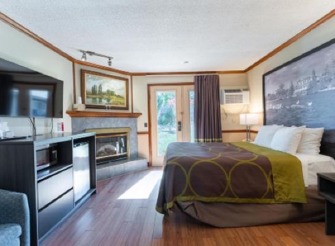 Super 8 by Wyndham Gananoque Country Squire Resort