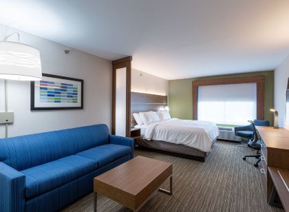 Holiday Inn Express & Suites Arlington North – Stadium Area