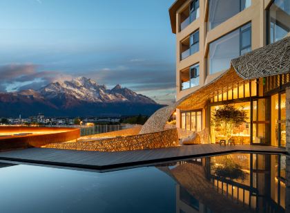VENTO · Sunlit Golden Peak Lake View Vacation Hotel