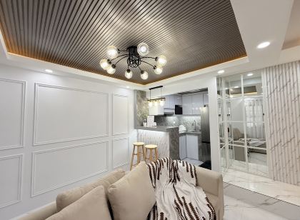Chic & Cozy 1 Queen Bedroom and Equipped with Essentials