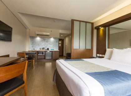 Microtel by Wyndham Acropolis