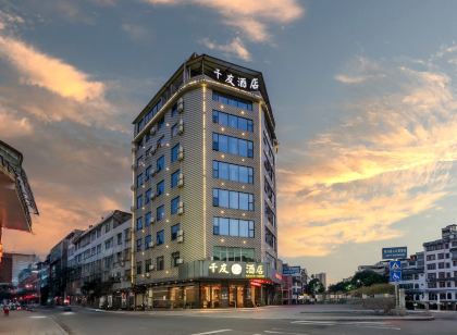 Luchuan Qianyou Riverview Hotel (Luchuan Middle School)