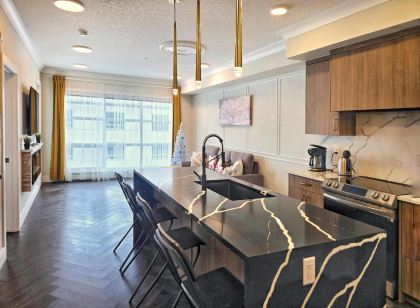 Family Stylish 1BR and Den Condo -Apartment w/City View, DT, Balcony, Parking, Laundry!