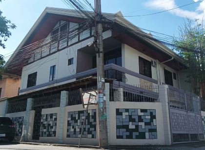 Spacious 3-Floor, 6-Bedroom House w/ WIFI, KTV, Swimming Pool, 30+PAX