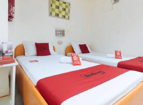 RedDoorz @ Golden Travellers Inn Antique