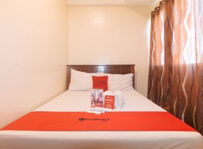 RedDoorz @ Moonwalk Paranaque