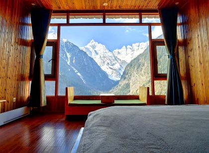 Cat in Yubeng Snow Mountain View Guesthouse