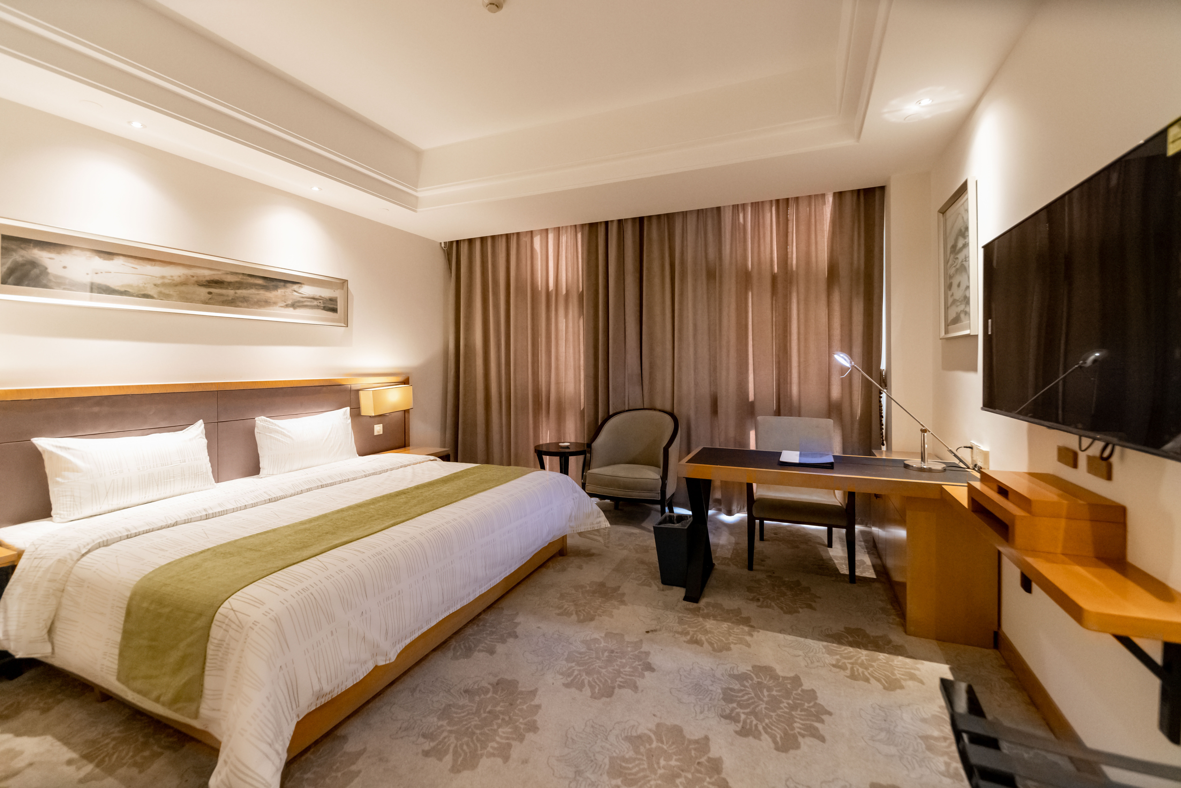 Hotel Kardolph Lake Over view