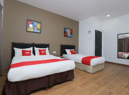 OYO 89915 East Mount Hotel