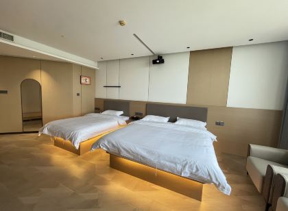 Yunding Lanting Hotel (Zhengzhou CBD Exhibition Center Zhongyi West Road Subway Station)