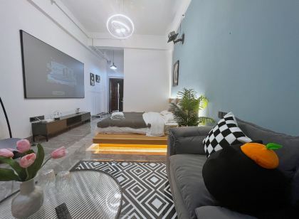 Xunguang Light Luxury Apartment (Nanning University for Nationalities Xiangsihu Branch)