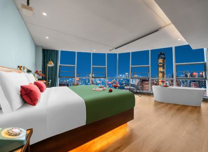 Chongqing Jiefangbei Hongya Cave Houju High-altitude River-view Hotel