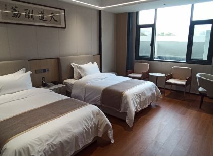 Twin Peaks Polytechnic College Hotel