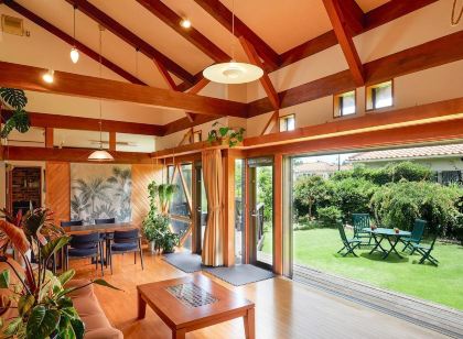 一棟貸切別荘:6名: 広い芝生の庭でBBQ 、焚き火、お子様、わんちゃんとお遊び、ボタニカルな空間でゆったりとした時間を。近くにビーチ、ゴルフ場も。