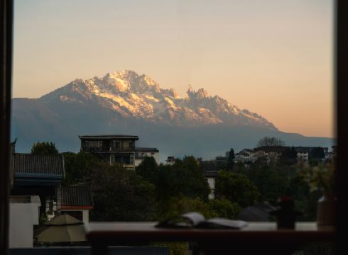 Lijiang ancient city Zangyuan snow mountain view hotel (big water wheel shop)