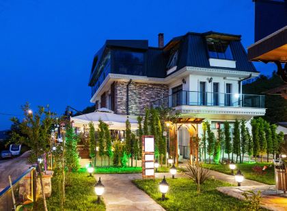 Poison Garden Suit & SPA