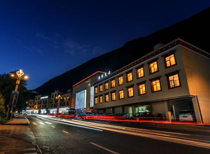 九寨溝嶼明見山民宿(千古情店)