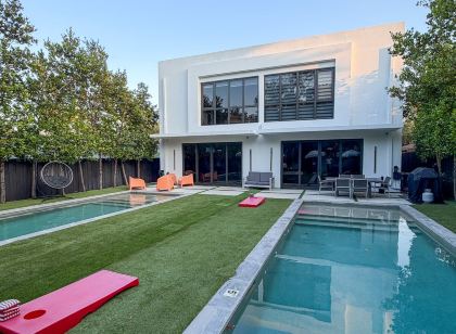 Wynwood Miami Retreat | 2 Private Pools, BBQ, 6BR & Parking