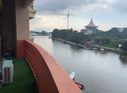 古晉河景陽台房 下樓吃海鮮 上樓看遊船