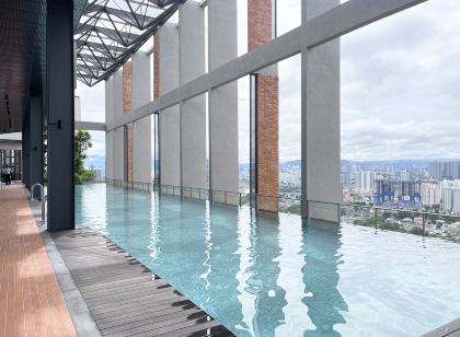 Cozy2B2B Apt 5km to Mid Valley|Wifi|TVbox|Inf Pool