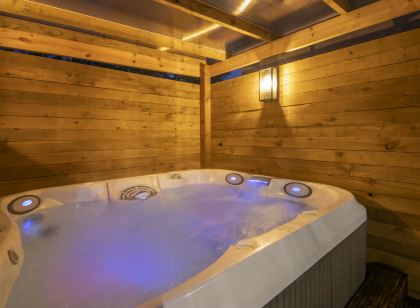 Private Hot Tub - Zen & Bubbles