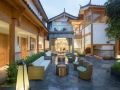 la-flavor-holiday-courtyard