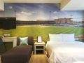 la-hotel-baseball-theme-hall