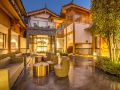 la-flavor-holiday-courtyard