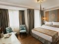 raymond-blue-hotel