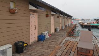 to-rent-a-car-live-in-a-holiday-live-in-a-water-house