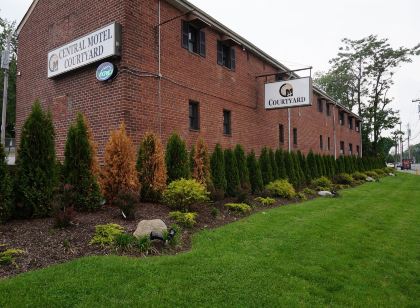 Central Motel Courtyard