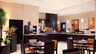 holiday-inn-express-dubai-safa-park-an-ihg-hotel