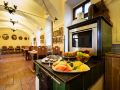 hotel-selsky-dvur-bohemian-village-courtyard