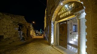 zeus-cave-suites