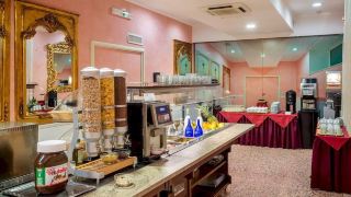 golden-tulip-rome-piram