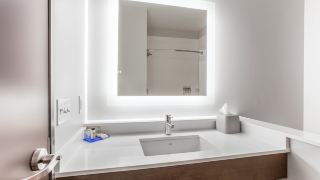 holiday-inn-express-and-suites-ottawa-an-ihg-hotel