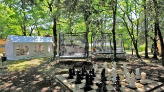 in-the-country-side-near-sarlat-cottage-with-indoor-heated-swimming-pool