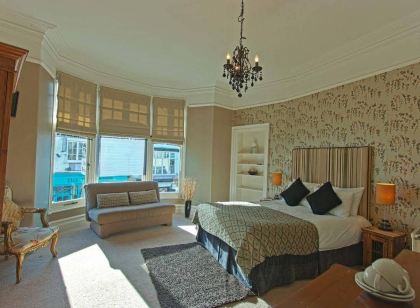 Monties Guest House - Adults Only
