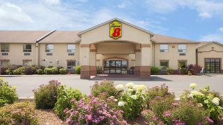 super-8-by-wyndham-cornwall-on