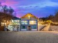 two-romantic-birds-pool-pension