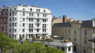 college-hotel