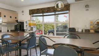 super-8-by-wyndham-calgary-airport