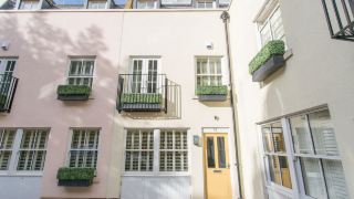 the-sweet-mews-big-and-bright-4bdr-mews-home-in-ideal-location
