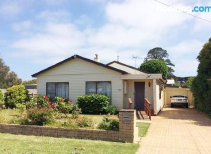 Nautique Beach House - Rustic and Charming, Walk 2 Beach & Shops